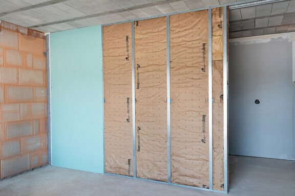 Mise en oeuvre de la cloison garage isolante Knauf en maison individuelle